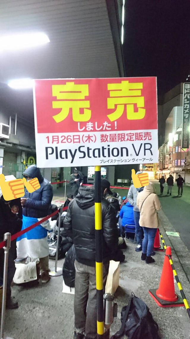 
Lúc này đang là 1 giờ 26 phút sáng, kính PlayStation VR đã hết hàng trong khi vẫn còn những người đang chờ.
