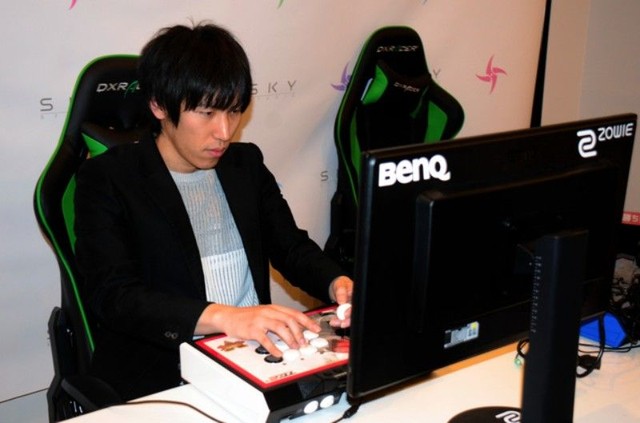 
Game thủ Yusuke Momochi chuyên thi đấu Street Fighter IV.
