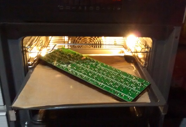 
Chờ nó khô lâu quá, ném tạm vào lò nướng để nhiệt độ dưới 50 độ C để chip và mối hàn không bị hỏng

