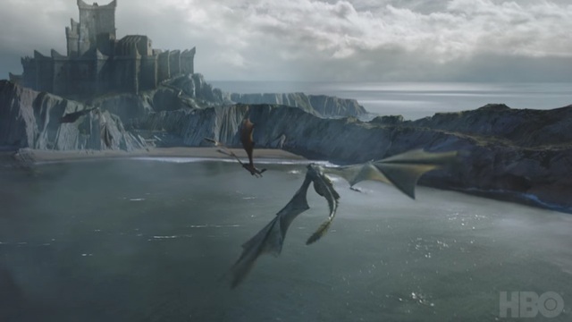
Như Jon đã nói, chúng ta thấy Mẹ Rồng đi qua cánh cửa của Dragonstone. Daenerys kéo huy hiệu của Stannis Baratheon xuống, để lộ ra một trái tim rực lửa cùng với một con nai. Chúng ta cũng nhìn thấy một cảnh quay của 3 con rồng bay qua đại dương gần với lâu đài Dragonstone.

