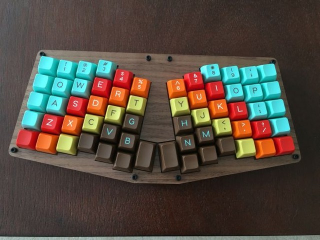 
Chiếc bàn phím custom Atreus đi kèm với bộ keycap 1976 thực sự vô cùng hợp tông nhờ vào base gỗ và những nút bấm màu sắc tươi sáng trên nền nâu đầy tương phản.
