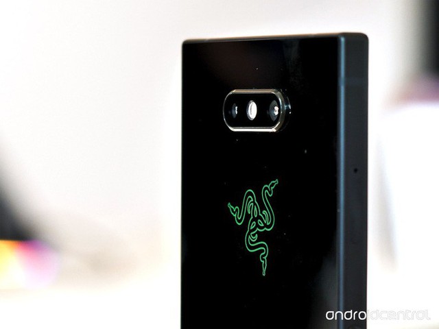 Cận cảnh Razer Phone 2: Mặt lưng bằng kính, logo phát sáng hiệu ứng Chroma, kích thước không thay đổi - Ảnh 1.