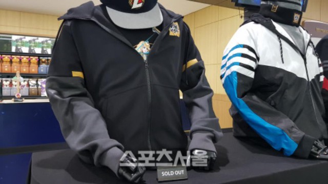 LMHT: Thiết kế quá đẹp và ý nghĩa, áo khoác CKTG 2018 phiên bản Hàn Quốc luôn trong tình trạng cháy hàng    - Ảnh 1.