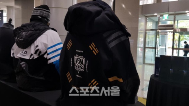 LMHT: Thiết kế quá đẹp và ý nghĩa, áo khoác CKTG 2018 phiên bản Hàn Quốc luôn trong tình trạng cháy hàng    - Ảnh 2.