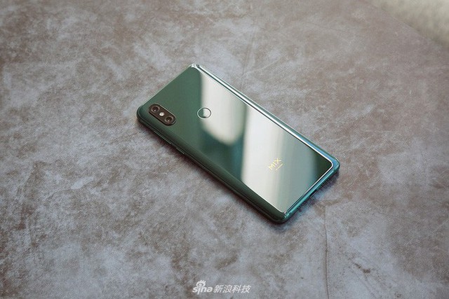  Cận cảnh Xiaomi Mi Mix 3: Màn hình trượt độc đáo, chiếm tỷ lệ 93,4% mặt trước, thiết kế cao cấp, phiên bản “Tử Cấm Thành” in hình kỳ lân  - Ảnh 8.