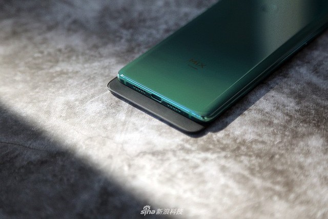  Cận cảnh Xiaomi Mi Mix 3: Màn hình trượt độc đáo, chiếm tỷ lệ 93,4% mặt trước, thiết kế cao cấp, phiên bản “Tử Cấm Thành” in hình kỳ lân  - Ảnh 10.