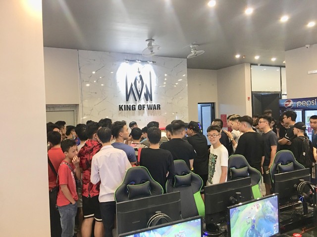 Toàn cảnh KOW Gaming Center cơ sở 3 ngày khai trương: Không còn một chỗ trống, ông chủ KingOfWar phải phục vụ đến cạn cả mana - Ảnh 3.
