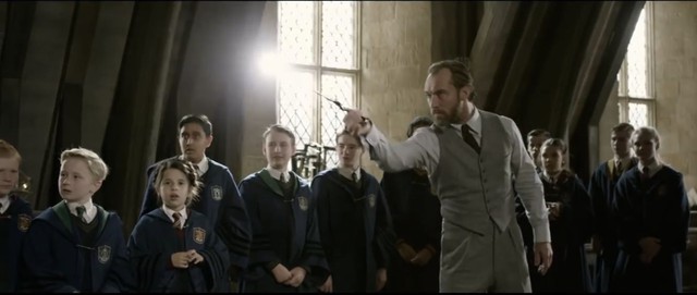 Không chỉ một, Dumbledore sẽ sở hữu tận hai cây đũa phép trong Fantastic Beasts: The Crimes of Grindelwald? - Ảnh 2.
