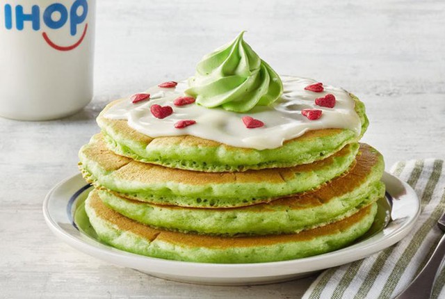 Lấy cảm hứng từ The Grinch, IHOP tạo ra menu độc lạ đồng thời miễn phí cho trẻ nhỏ - Ảnh 2.