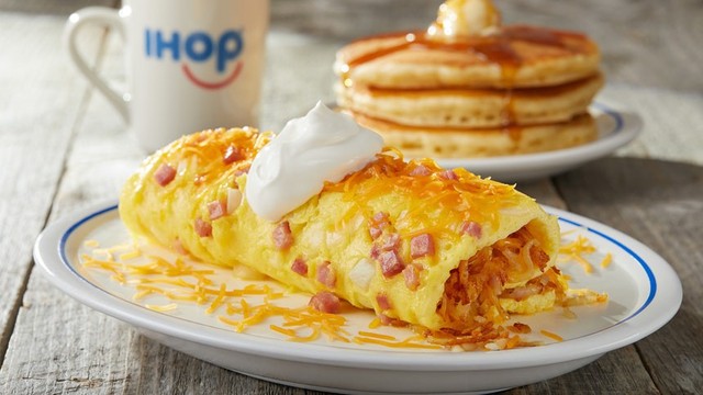 Lấy cảm hứng từ The Grinch, IHOP tạo ra menu độc lạ đồng thời miễn phí cho trẻ nhỏ - Ảnh 3.