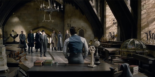 4 điểm vô lý trong Fantastic Beasts: The Crimes of Grindelwald mà chỉ có fan ruột của Harry Potter mới nhận ra - Ảnh 2.
