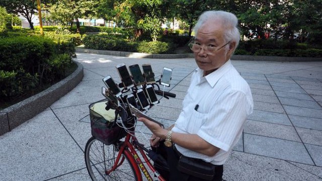 Đam mê Pokemon Go quá độ, cụ ông 70 tuổi đầu tư hẳn 11 chiếc smartphone để thỏa mãn cơn ghiền - Ảnh 1.