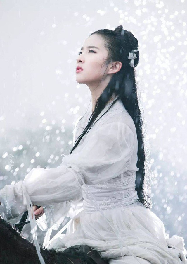 Nhan sắc thật sự của Tiểu Long Nữ mũi to bị photoshop thảm hoạ trên poster Tân Thần Điêu Đại Hiệp 2018 - Ảnh 6.