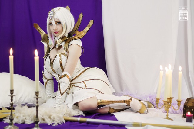 LMHT: Bỏng mắt với độ gợi cảm của những cô nàng cosplay Lux Thập Đại Nguyên Tố - Ảnh 2.