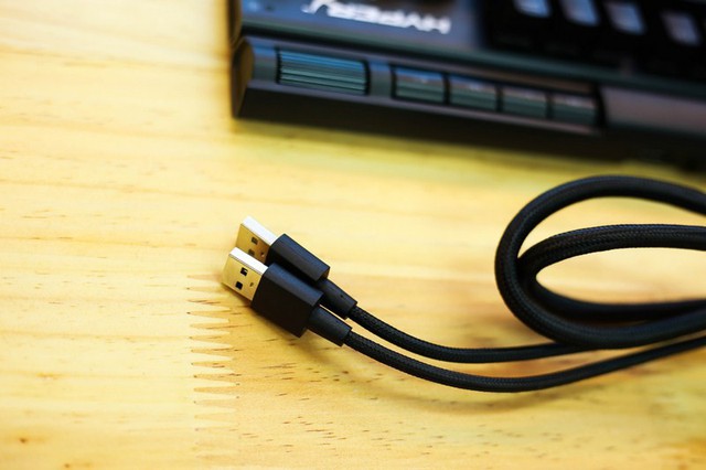 
HyperX Alloy Elite có đầu cắm chiếm tới 2 cổng USB, một để kết nối chiếc bàn phím này, còn lại là cổng nối tiếp để tiện cắm các thiết bị khác.
