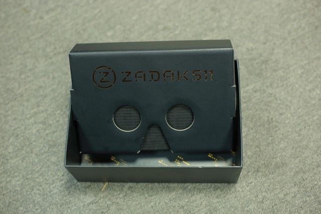 
Bộ RAM ZADAK còn tặng kèm một chiếc kính thực tế ảo bằng giấy để dùng với Smartphone nữa, khá độc đáo.
