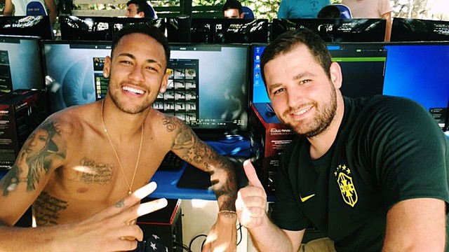 
Neymar thậm chí từng ghé thăm gaming house của team CS:GO SK Gaming
