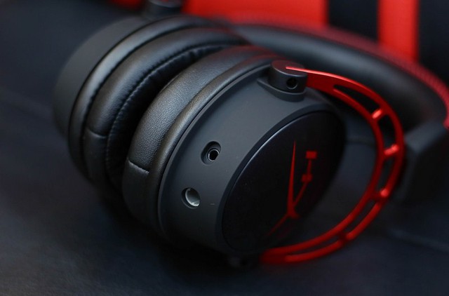 
HyperX Cloud Alpha với thiết kế dây và mic có thể tháo rời, rất tiện lợi cho việc di chuyển và thay thế khi cần thiết.
