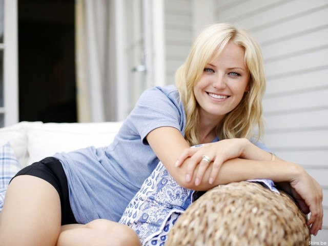 
Malin Akerman vai Claire Wyden
