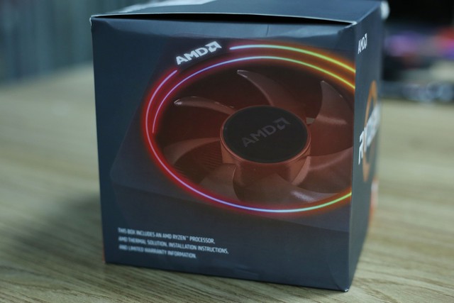 
AMD cũng tiện thể khoe luôn quạt tản nhiệt Wrait Prism sở hữu đèn LED RGB của chiếc Ryzen 7 2700X này ngoài vỏ hộp.

