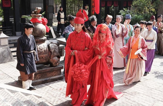 
Tục lệ trùm khăn đỏ trong ngày cưới là bắt đầu từ câu chuyện của Hoàng Nguyệt Anh?
