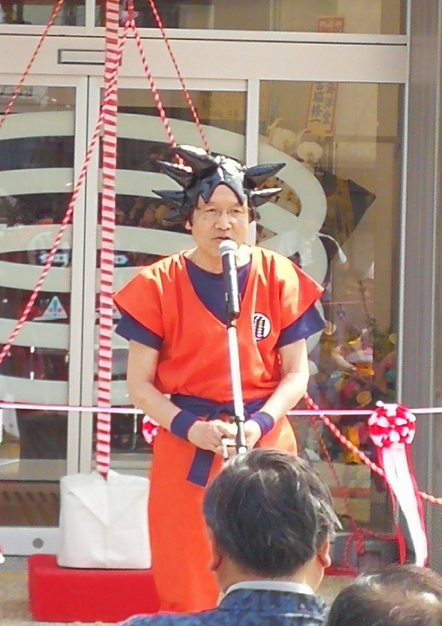 Chỉ có ở Nhật, người ta mới thấy được bộ trưởng quốc phòng... cosplay làm Mabư - Ảnh 3.