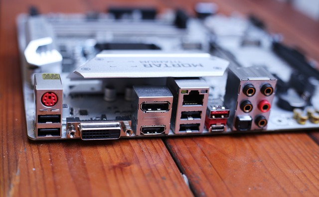 Cổng tiếp xúc khá đầy đủ với các cổng LAN, HDMI, DVI, DP, USB 3.1, USP type C, giắc cắm âm thanh ấn tượng.