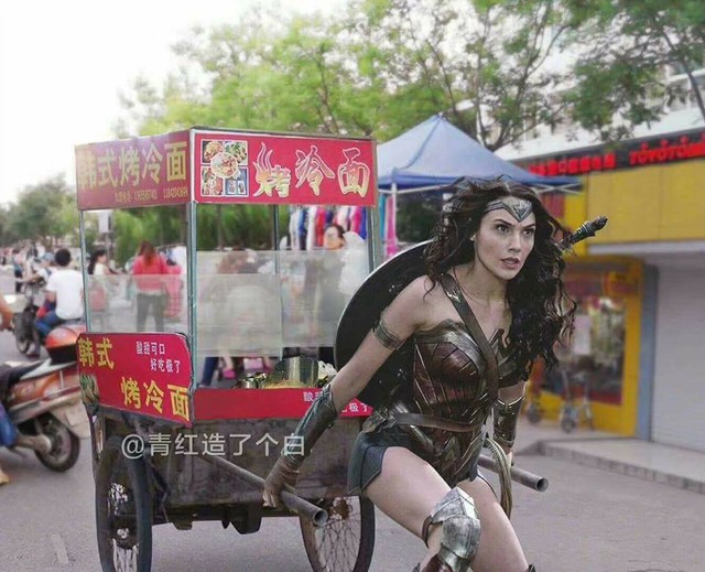 
Dù là công chúa nhưng Wonder Woman vẫn chăm chỉ kéo xe đi bán mỳ.

