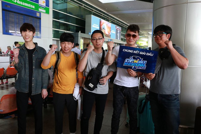 Khí thế hừng hực của đội tuyển Hàn Quốc tại sân bay Tân Sơn Nhất