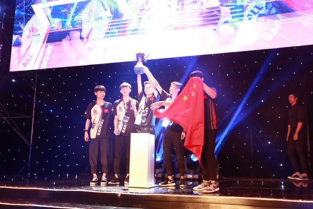 
Khoảnh khắc AG nâng cao chiếc cúp vô địch giải quốc tế CFMI 2018 tại Việt Nam
