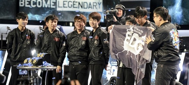 
Đội hình của EDG với sự góp mặt của 2 tuyển thủ Hàn Quốc
