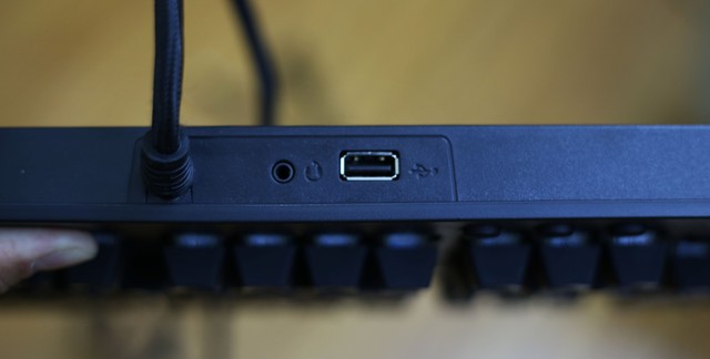 
Nhiều nút cắm như vậy bởi Thermaltake X1 RGB hỗ trợ thêm một hub USB và cắm tai nghe (cả mic) luôn.
