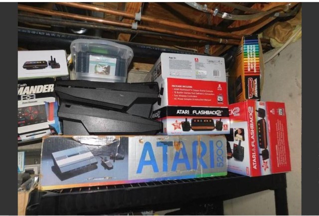 
Thiết bị chơi game Atari 5200, hộp chứa đầy game, và một vài máy Atari Flashback
