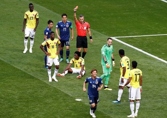 Chiếc thẻ đỏ sớm đã làm cho thế trận khó hơn với ĐT Colombia