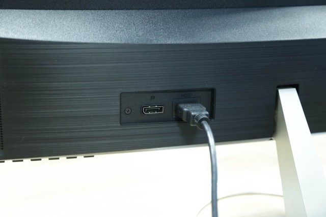 
Ngay bên cạnh là 2 cổng kết nối DP và HDMI rất phổ biến hiện nay.
