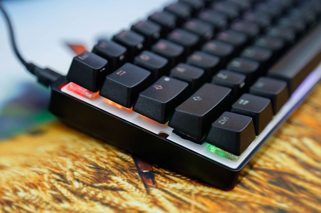 
Chiếc bàn phím Vortex Pok3r RGB này có vỏ nhôm khối được sơn mạ rất chắc chắn và đẹp mắt.
