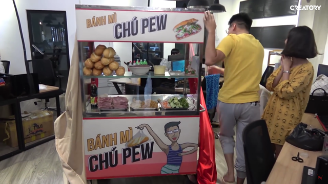 Mừng kênh youtube đạt 2 triệu sub, PewPew đi bán bánh mỳ cho cả phòng ăn - Ảnh 1.