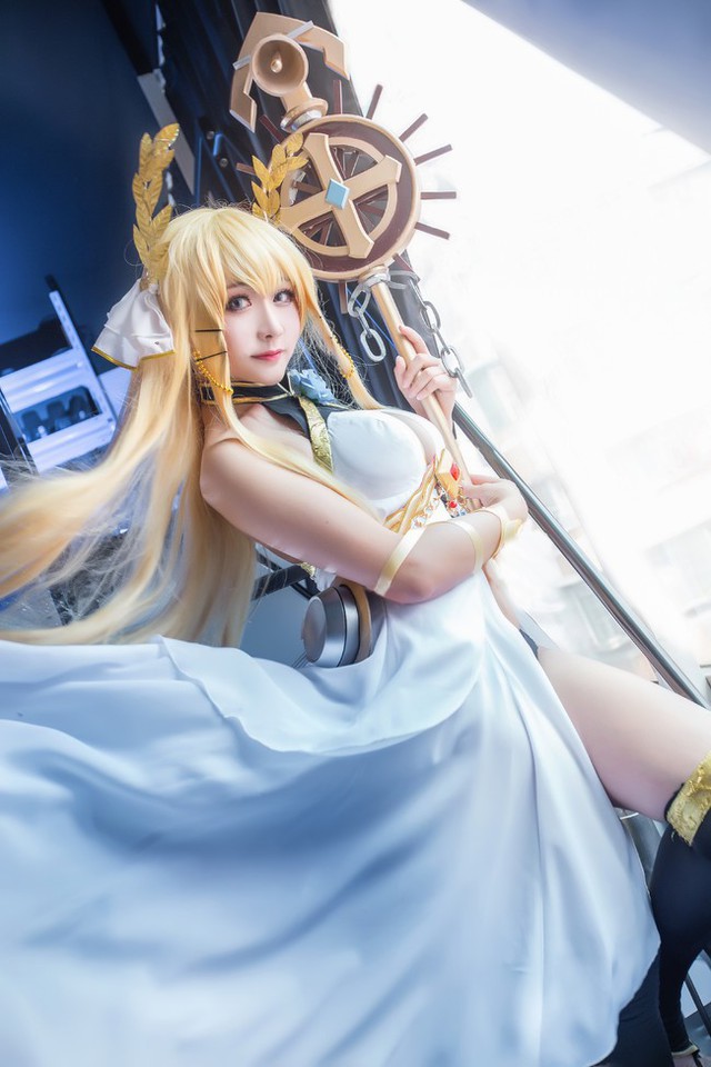 Lại nóng mắt với cosplay HMS Glorious trong Azur Lane - Ảnh 1.