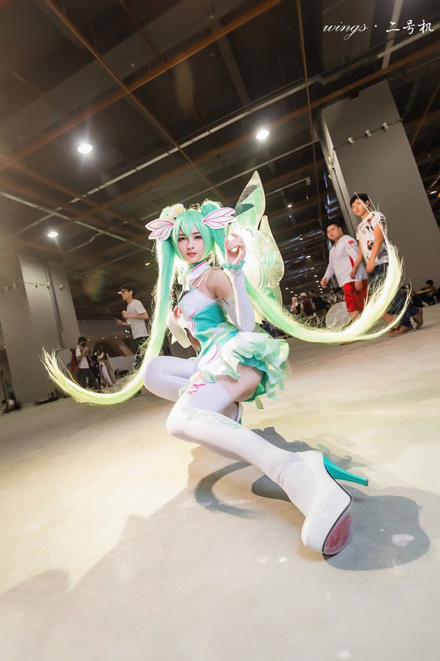 Lạ mắt với cosplay Hatsune Miku với mái tóc dài miên man - Ảnh 9.