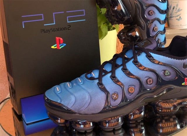 Thích mê với mẫu giày tự chế cực đỉnh của fan hâm mộ PlayStation số một nước Ý - Ảnh 2.
