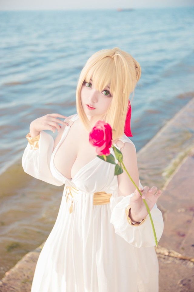 Cosplay nàng Saber ngực khủng khiến fan hâm mộ không khỏi xoa xuyến - Ảnh 1.