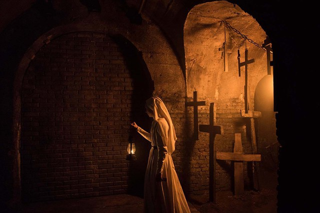 Mải hù doạ mua vui, ma sơ Valak của “The Nun” dính 7 hạt sạn khó đỡ cực kỳ bất hợp lý - Ảnh 7.