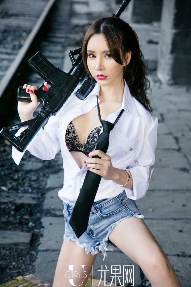 Bỏng mắt với màn cosplay phong cách PUBG của Zhou Yuxi - mỹ nhân dễ thương bậc nhất Trung Quốc - Ảnh 2.