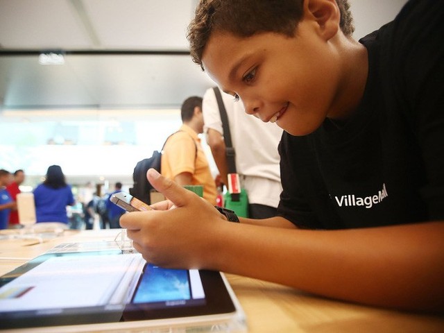 Những đứa trẻ chưa đầy 7 tuổi tìm ra cách hack tính năng giới hạn thời gian của Apple, để chơi game trên iPhone mà không bị quản lý - Ảnh 1.