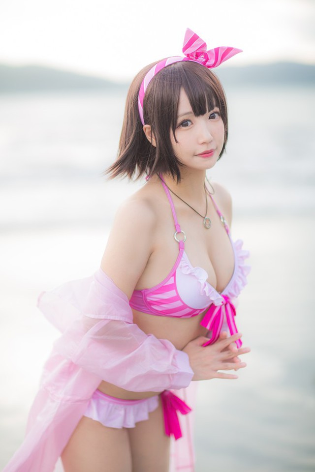 Đốt mắt với cosplay cô nàng Megumi Kato ngực khủng - Ảnh 2.