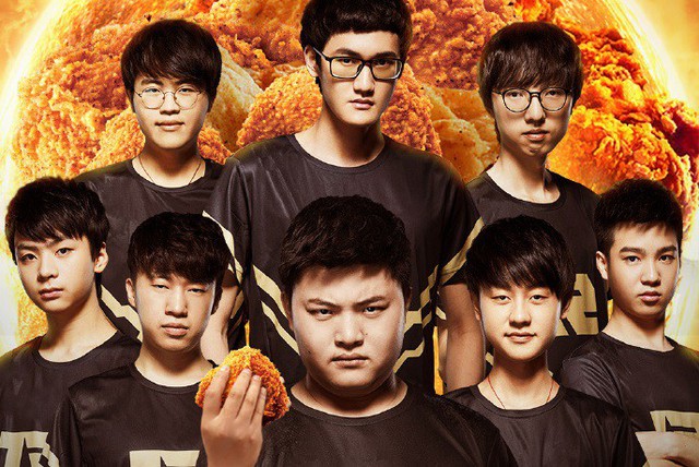 Thương hiệu đồ ăn nhanh nổi tiếng KFC chính thức trở thành nhà tài trợ cho RNG, nhìn Uzi cầm miếng gà rán mà thèm - Ảnh 1.