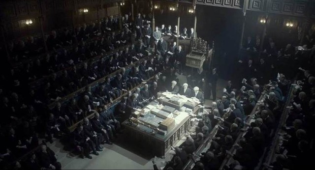 Với việc tái hiện lại những ngày đầu tiên khi Churchill nhậm chức Thủ tướng Anh, Giờ Đen Tối sẽ không thể thiếu hai bối cảnh quan trọng nhất đó là Hạ nghị viện và Phòng nội các chiến tranh ở London (War Room).