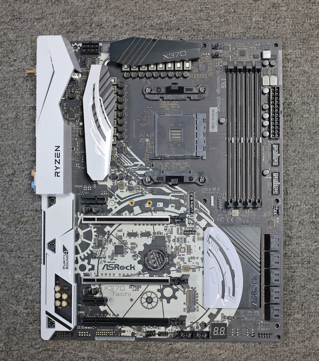 
Nhân vật chính của chúng ta chính là chiếc mainboard Asrock X370 Taichi với tông trắng đen đẹp mắt.
