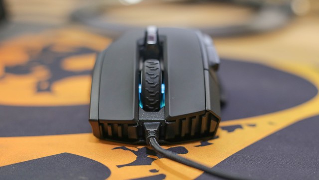 Cận cảnh Corsair IronClaw RGB - Chuột chơi game công thái học cực xịn mới toanh - Ảnh 5.