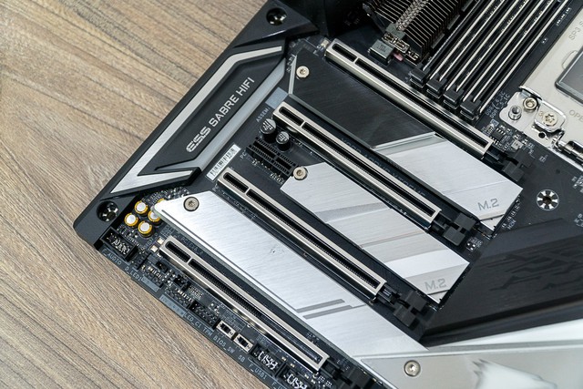 Gigabyte Aorus X399 Xtreme: Chuồng nhốt quái vật đặc hiệu dành cho đội đỏ - Ảnh 7.